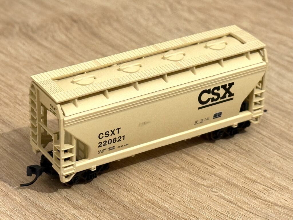 Repainting a covered hopper: Atlas CSX ACF 2-bay covered hopper