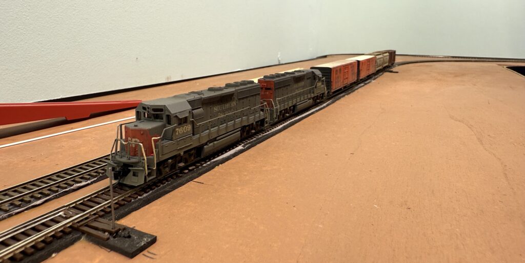 A couple of Southern Pacific GP40-2 with a few freight cars.